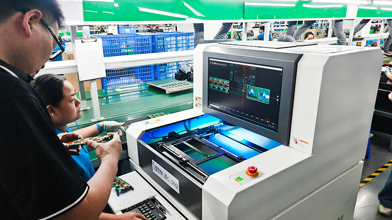 Engineers from the Zonsan Gan charger manufacturer are reviewing Gan charger PCB and AOI images