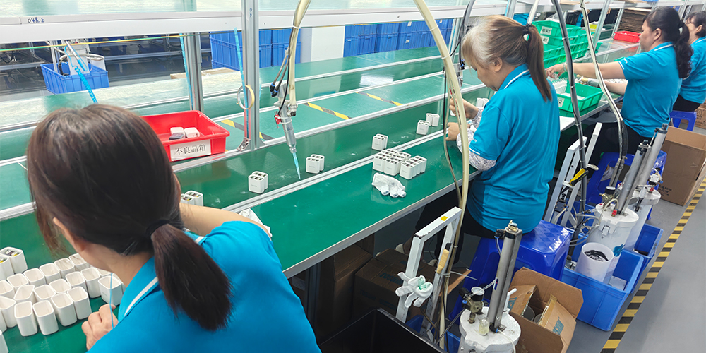 USB Fast charger factory production process - charger filling and casing assembly