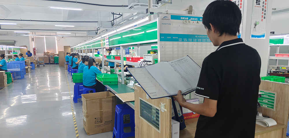 Zonsan USB Charger Manufacturers - The production team leader is checking the production records